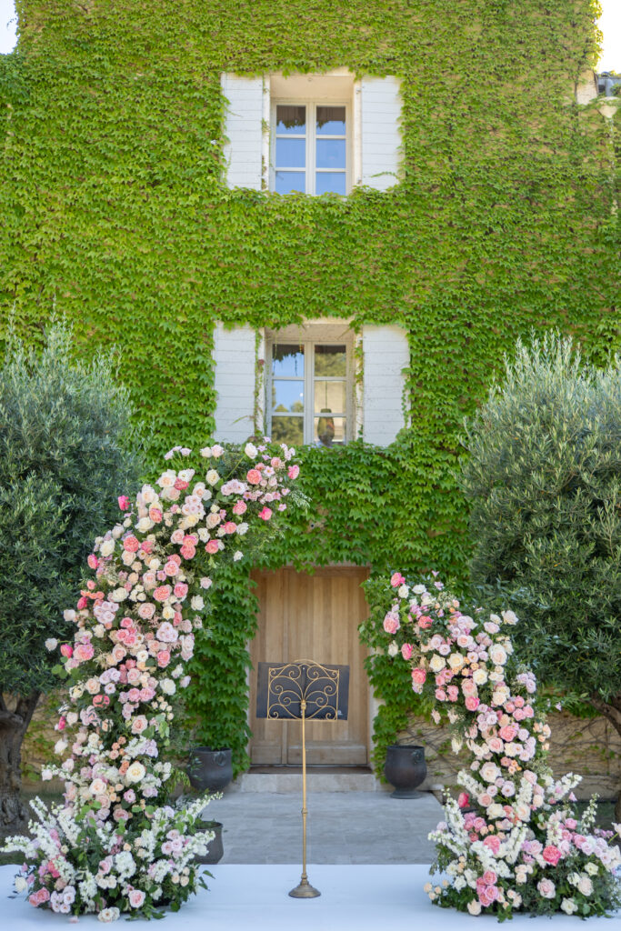 floral arch in Domaine de canaille