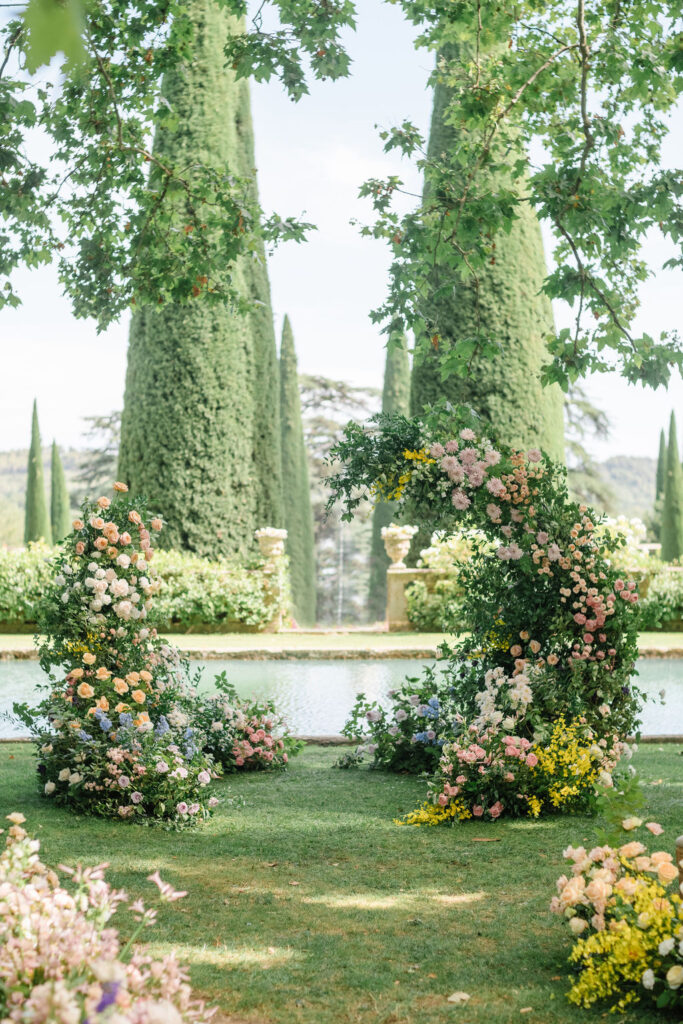 floral arch in château de sannes 